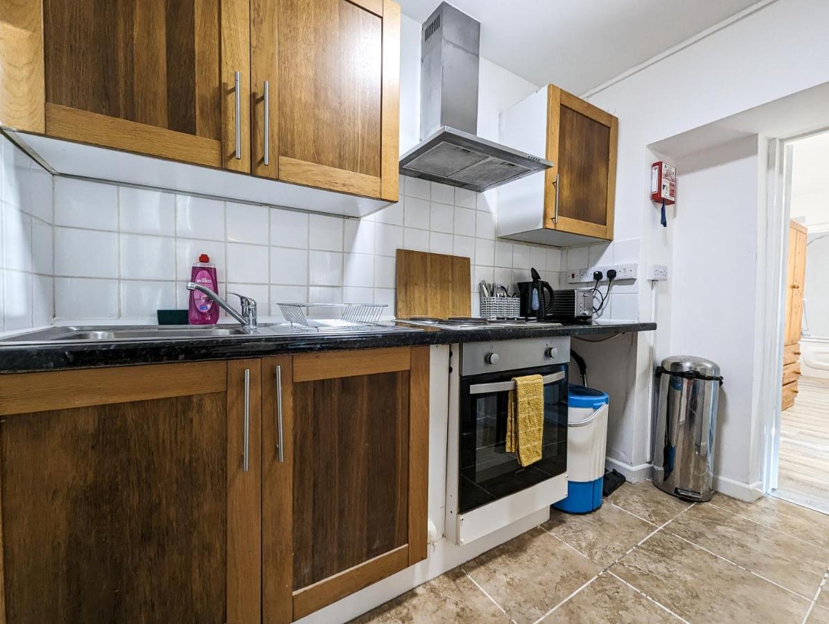 Cozy Central Apartments - With Private Kitchens & Bathrooms Portsmouth Exterior foto