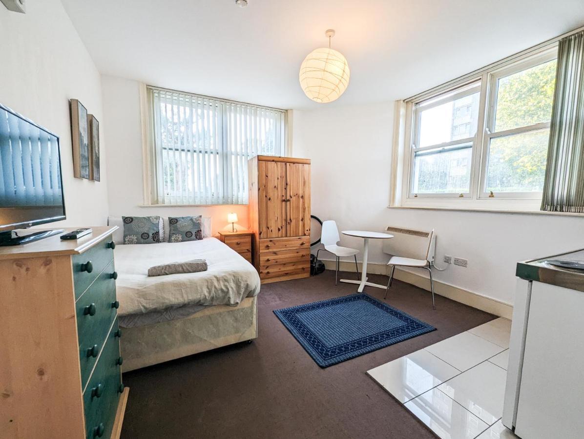 Cozy Central Apartments - With Private Kitchens & Bathrooms Portsmouth Exterior foto